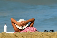'Préparer' sa peau au soleil : de nombreuses idées fausses et des risques