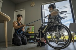 Au Japon, des culturistes mettent leurs muscles au service du soin, face à la pénurie de personnel