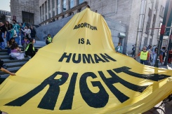 Le Parlement européen fait pression pour faciliter l'accès à l'IVG à travers le continent