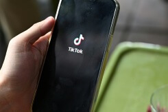 Effet 'spirale' de l'algorithme de TikTok: Amnesty International saisit l'Arcom