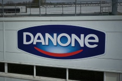 Lait infantile: Danone élargit son rappel, notamment à la France