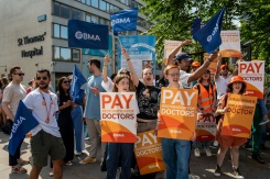 Des milliers de jeunes médecins en grève dans les hôpitaux d'Angleterre