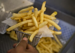 Les enseignes de fast-food manquent de transparence sur les additifs, déplore l'UFC-Que Choisir 