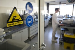 Au coeur d'un laboratoire qui traque les faux médicaments
