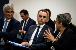 Lecornu retire la suppression de deux jours fériés et tend la main à la gauche