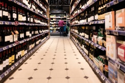 Alcool et mineurs: près de neuf supermarchés sur dix enfreignent la loi, selon une association