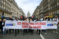 Plusieurs milliers de médecins défilent à Paris et en appellent à Lecornu