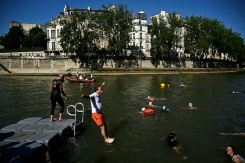 Après un siècle d'interdiction, la baignade pour tous s'ouvre dans la Seine 