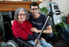 Une Britannique atteinte d'une maladie neurodégénérative retrouve sa voix grâce à l'IA 
