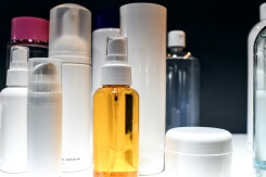 Cosmétiques: derrière le phénomène des 'dupes', des dangers pour la santé