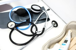 Ce cabinet où les médecins retraités reprennent le stéthoscope