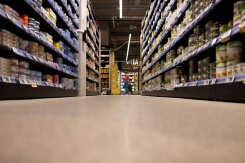 Agroalimentaire: sept associations accusent les supermarchés de 'brader' la santé des consommateurs