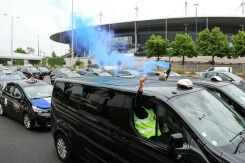 Transport des malades: les taxis menacent de 'durcir' le mouvement en cas d'échec de la réunion avec Bayrou