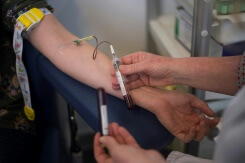 Cancers du sein: une simple prise de sang pour intercepter un début de rechute