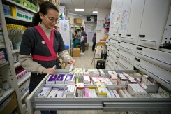 Produits de santé: les Français préfèrent les pharmacies à la vente en ligne